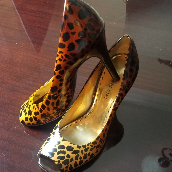 Gianni Bini Cheetah print Peeptoe leather heels - Picture 2 of 10